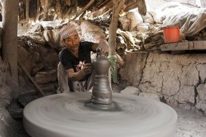 man making pottery in bhaktapur
